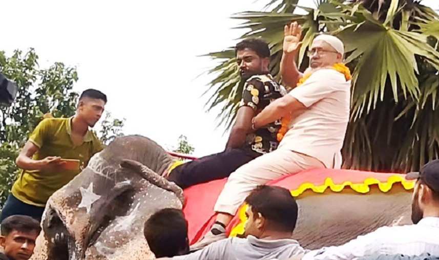 হাতির পিঠে চড়ে প্রধান শিক্ষকের রাজকীয় বিদায়